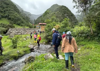 people-hiking-Karanki-Magdalena